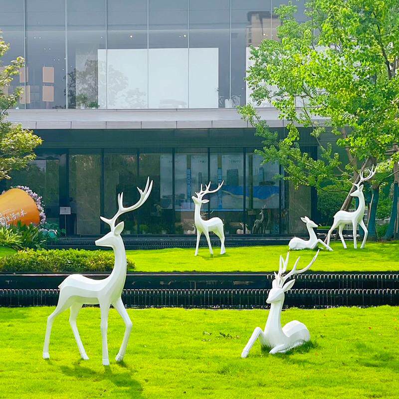户外抽象几何大型梅花鹿园林景观草坪地样品屋展示中心处社区造景