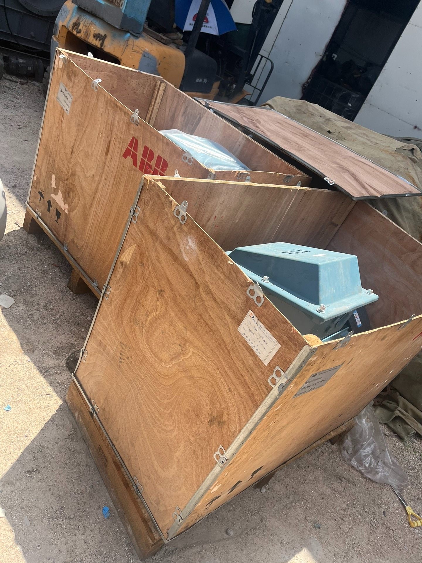 两台75千瓦2级高速ABB立卧两用库存全新。一台保存比较好。