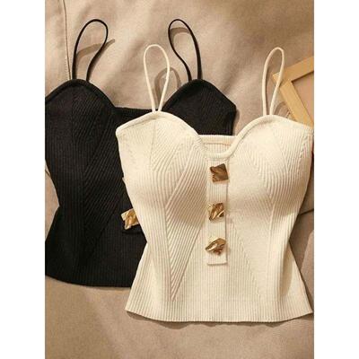 Wearing a strapless suspender for a beautiful back吊带美背女
