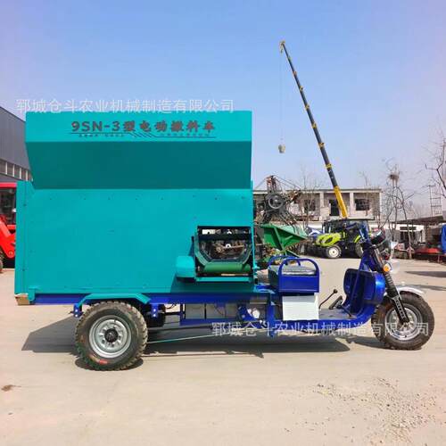厂家直供电动型畜牧养殖喂料车小型电动撒料车牛羊圈舍通道喂料车