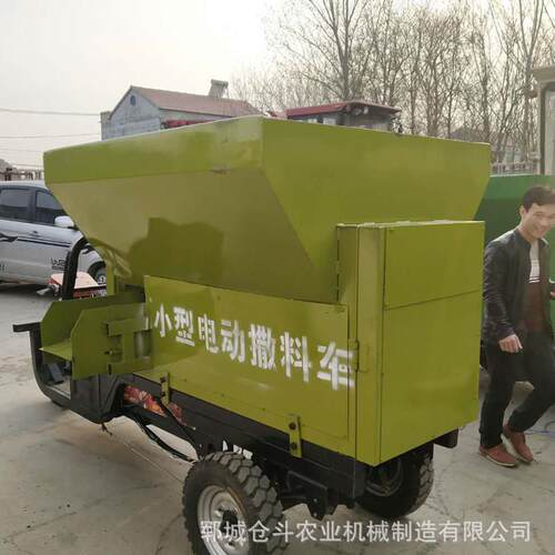 养殖场拌料撒料一体车全自动撒料车价格秸秆饲料拌料车