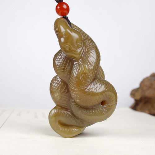 W一元闪拍保真新疆和田玉且末料金山糖苏工巧雕生肖蛇吊坠24.80g