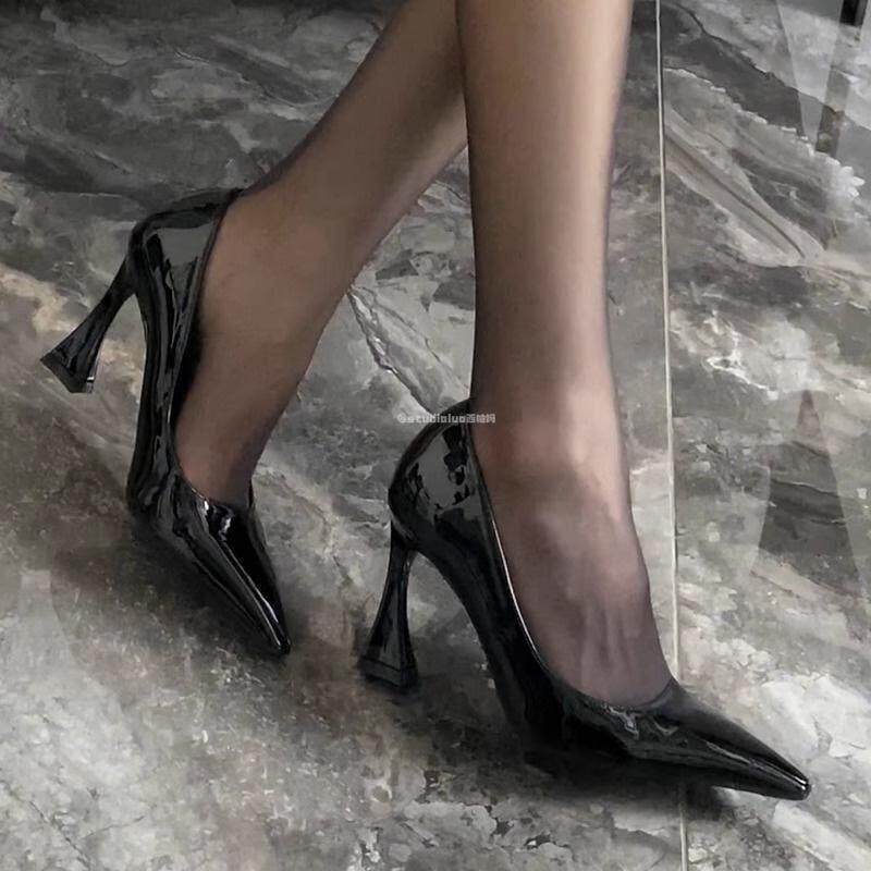 香港百搭漆皮马蹄跟单鞋女2025春秋款粗跟尖头浅口性感黑丝高跟鞋