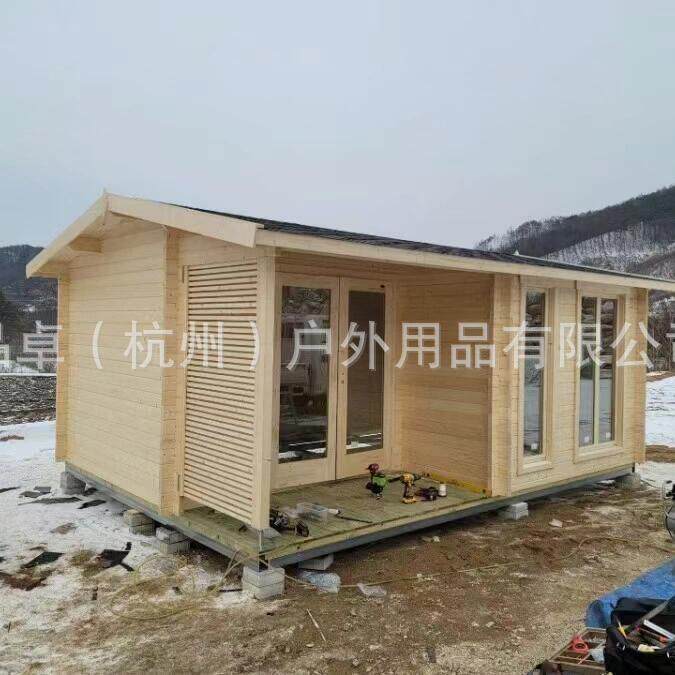 现代北欧防腐木组装可移动户外庭院小木屋别墅设计建组合式轻钢房