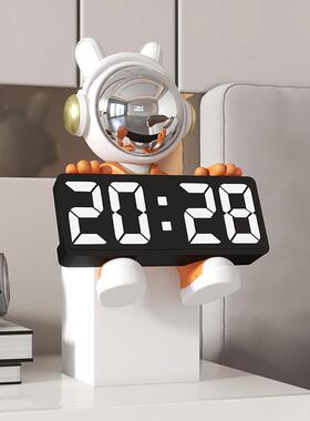 创意宇航员时钟摆件数字智能小闹钟儿童房桌面电子钟卧室摆台式钟