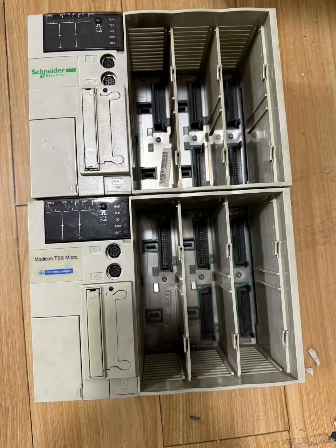 施耐德PLC tsx3721001，共两块，功能包好，成色如