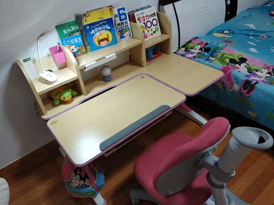 解说生活诚品儿童学习桌对比护童哪个，这两个牌子选谁好？