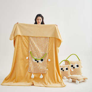 法兰绒抱枕毯子两用二合一四季通用夏凉被卡通贴布绣手提毛毯子