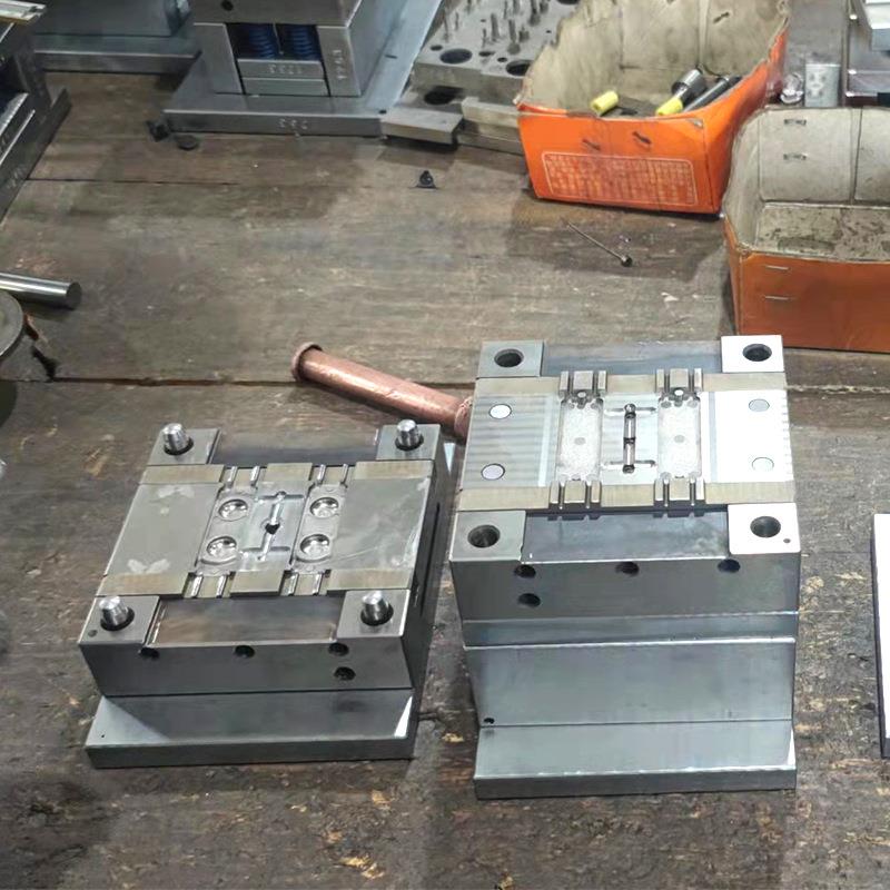 二灯三灯高精密注塑立式成型一出二模具来图来样厂家加工供应