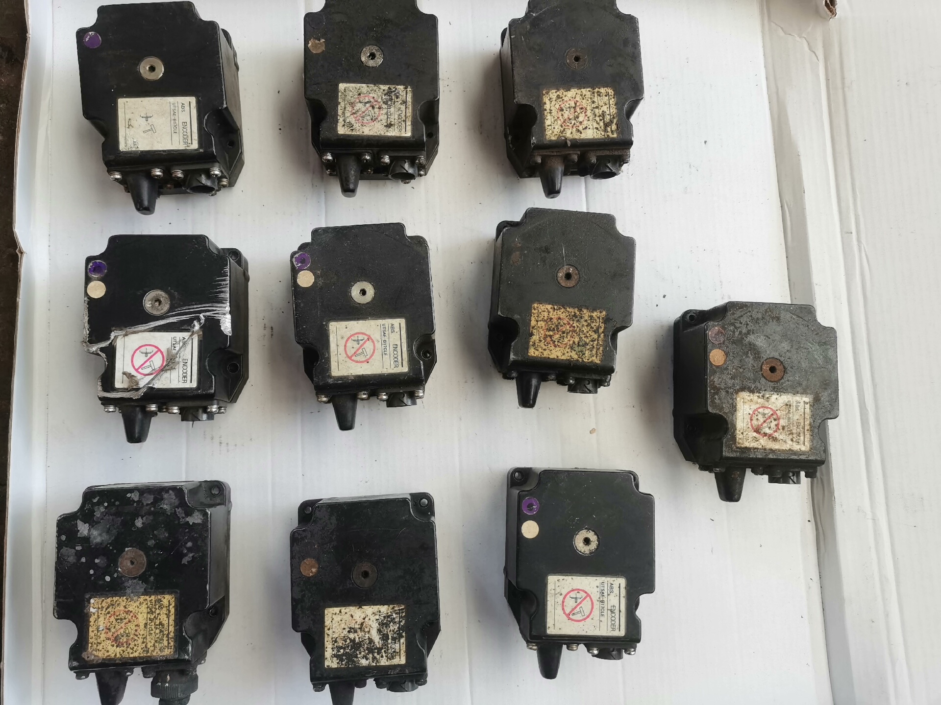 安川编码器UTSAE-B17CLE，成色如图，实物拍