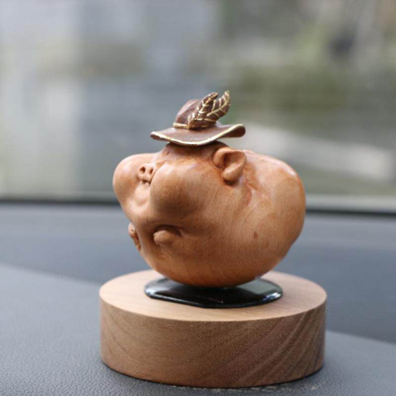 太阳能自动旋转创意汽车摆件黄杨木雕十二生肖富贵猪车载招财饰品