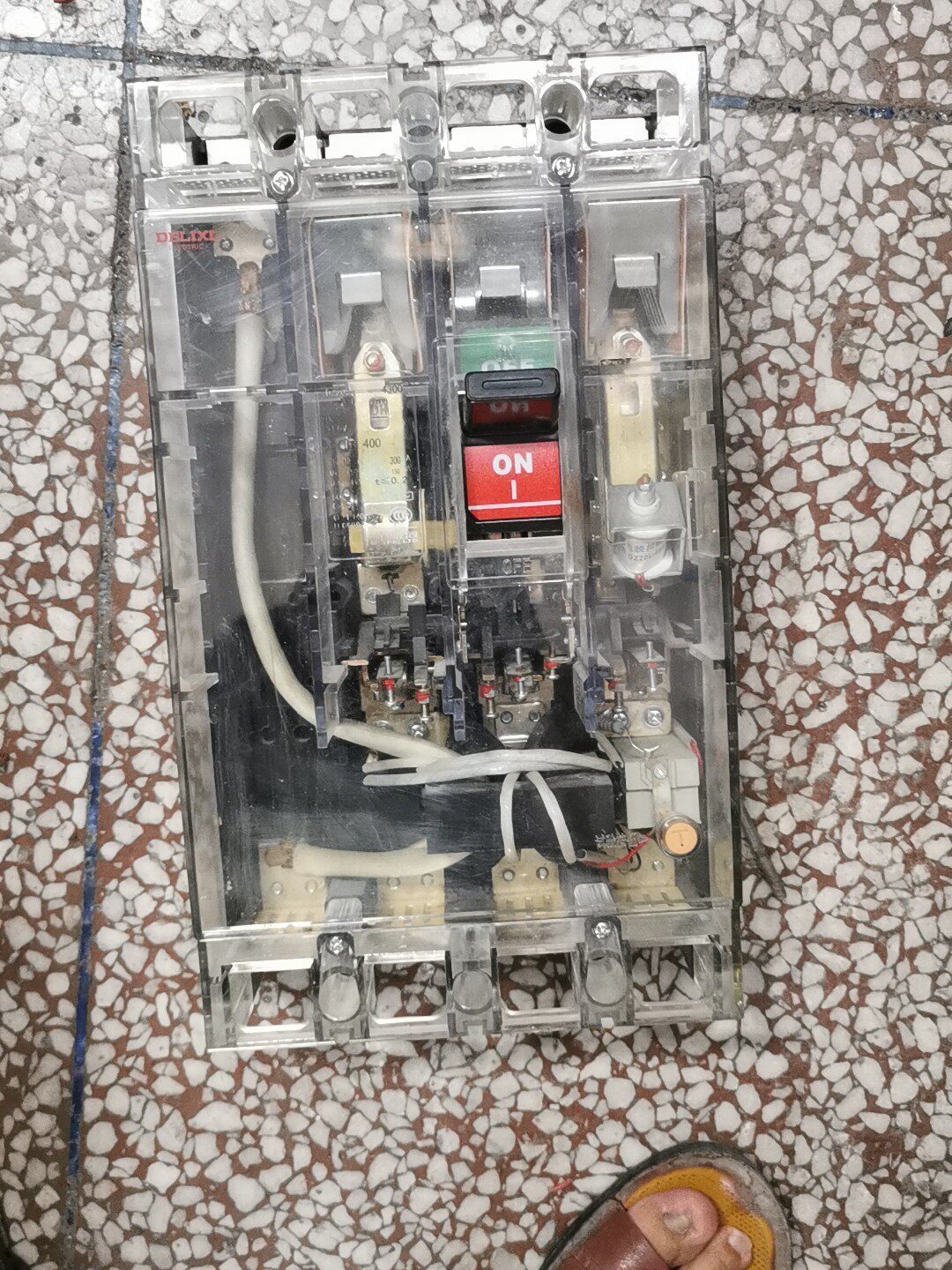 德力西，400a透明漏电保护器，如图，拆机二手，有上下端的铜