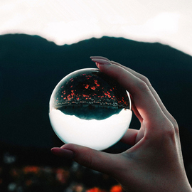 k9透明水晶球创意，摄影道具魔术表演拍照招财8cm手工玻璃风水摆件