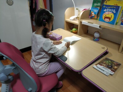 解说生活诚品儿童学习桌对比护童哪个，这两个牌子选谁好？