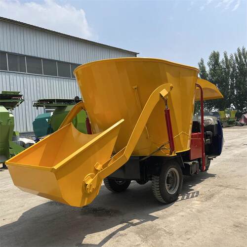 畜牧养殖饲料喂料车5立方柴油撒料车牛场喂牛搅拌投料一体机