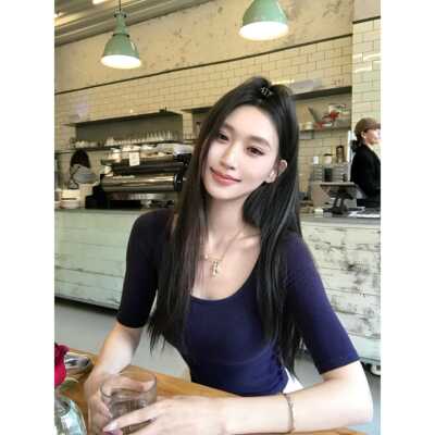 unoone【舞蹈家】设计感中袖U领T恤女性感修身打底衫内搭辣妹上衣