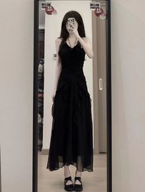赫本风黑色吊带连衣裙女夏季2023年法式高腰显瘦中长款茶歇裙
