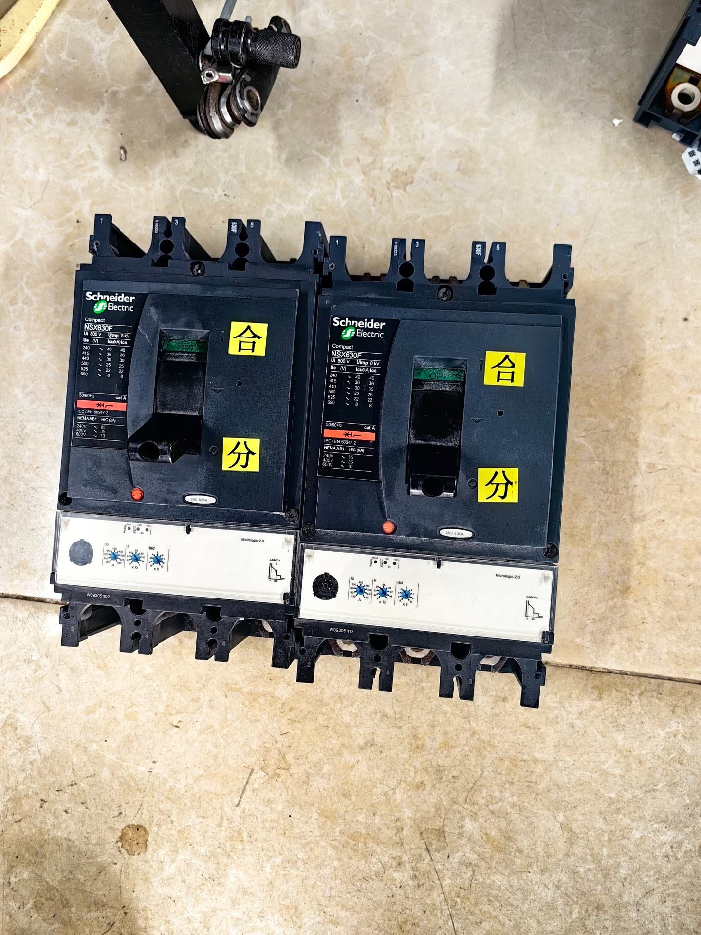 拆机施耐德塑壳断路器