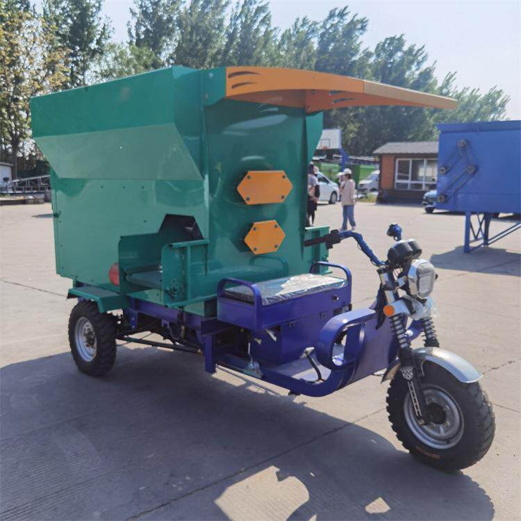 电动撒料车牛羊饲料三轮搅拌投料机养殖厂饲料车全自动喂料投料车