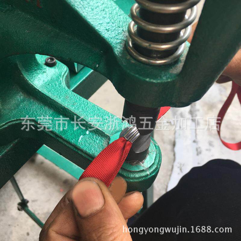 夹子装配机器工证作绳装配机器挂牌带子冲压机吊夹牌夹夹子机