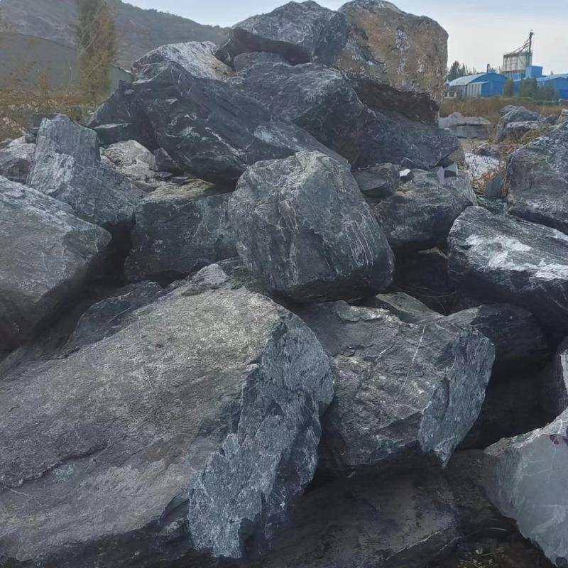 黑山石置石 石蛋园林绿化原石厂家买卖 景观河道景石造景黑色置石