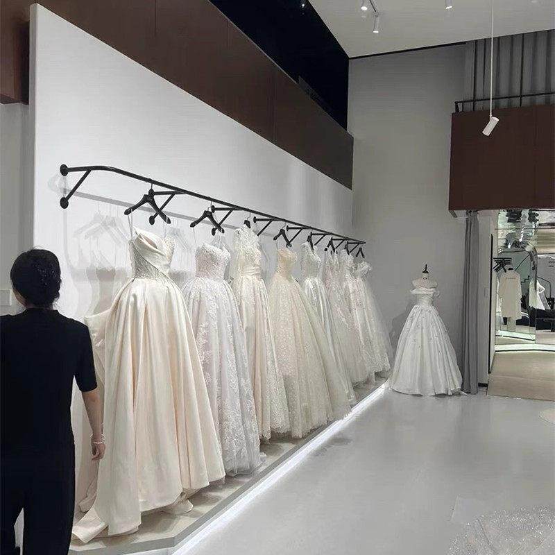 黑色婚纱展示架壁挂式照相馆礼服秀禾服陈列货架服装上墙挂衣杆定