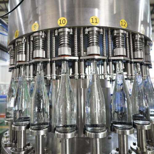 全自动三合一灌盖装设旋备含气饮料果饮82品玻汁璃瓶灌装贴标一体