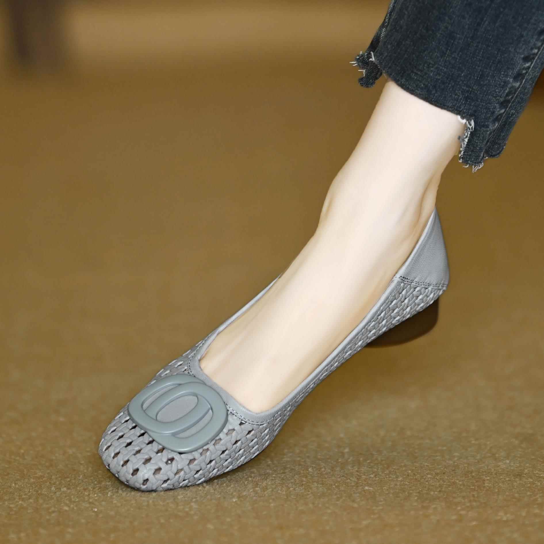 法式软羊皮中跟浅口单鞋女2025夏季新款镂空透气洞洞鞋低跟奶奶鞋