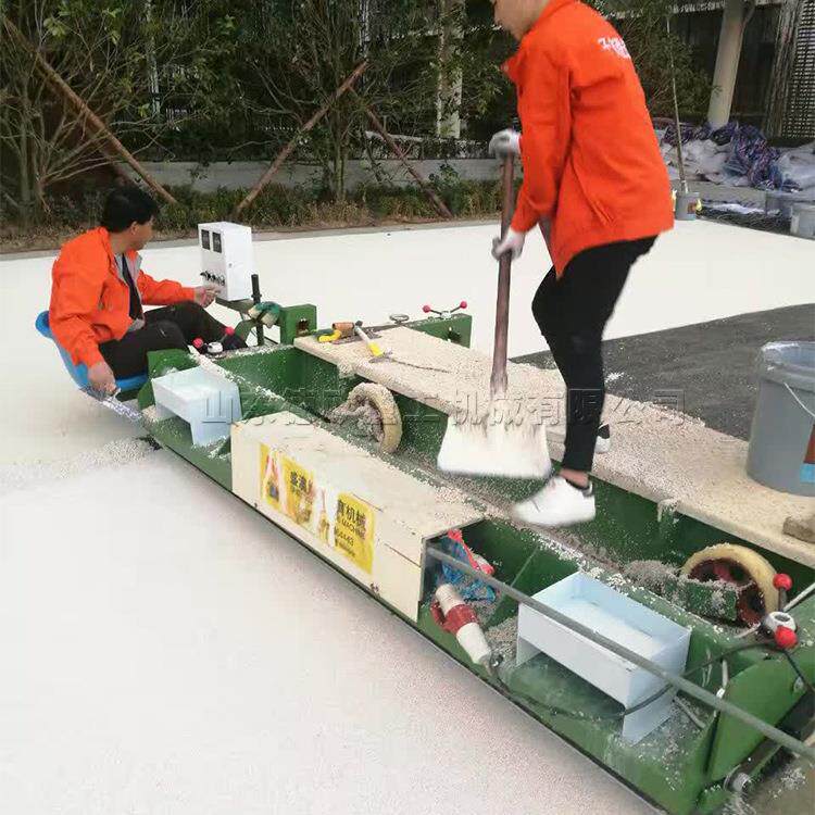 比赛场地校园跑道摊铺机 液压足球场地平铺机 塑胶跑道整平机现货