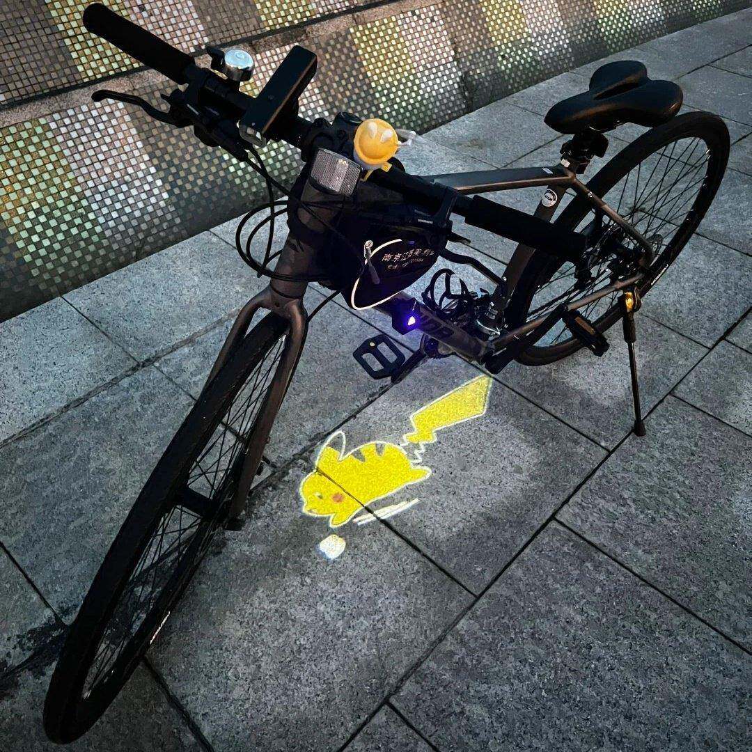 皮卡丘投影灯自行车装饰配件可爱摆件电动单机车动态车载迎宾灯