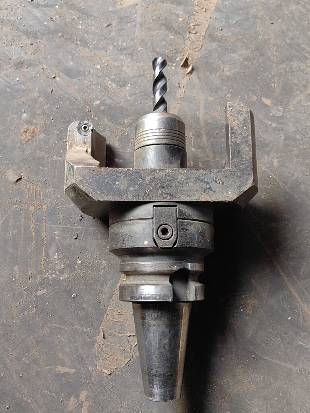 BT40圆柱镗刀，有磕碰，有磨损，带一颗合金钻头，回去自己拆