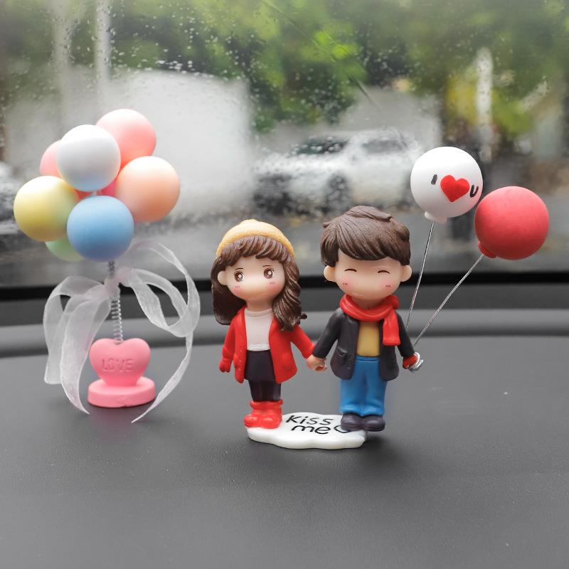 网红汽车可爱车载摆件仪表台装饰居家办公摆件冬装情侣摆件卡通
