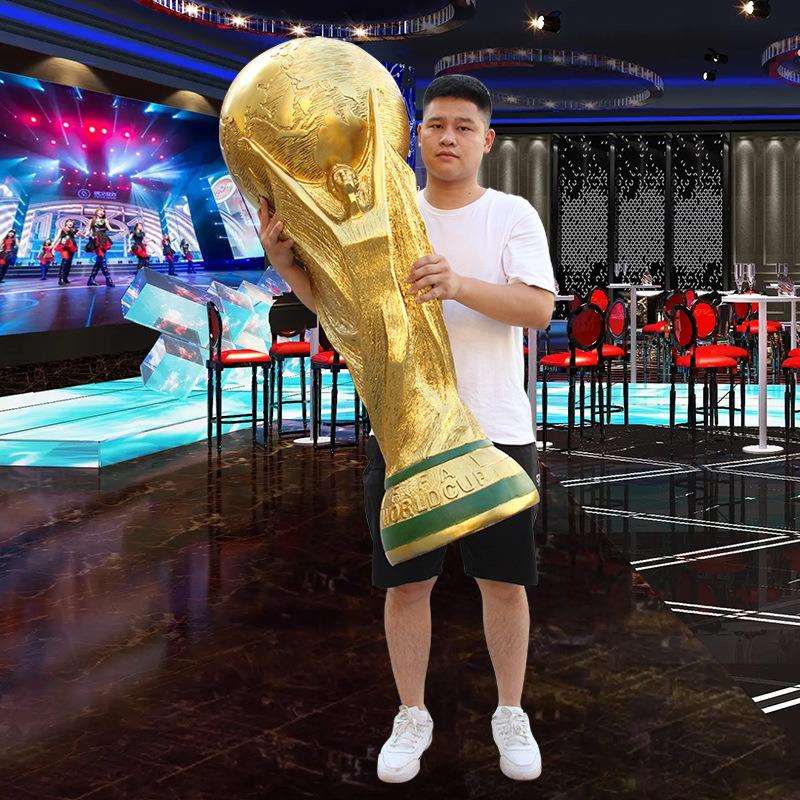 2022卡塔尔世界杯纪念品大力神杯大型玻璃钢雕塑酒吧摆件装饰模型