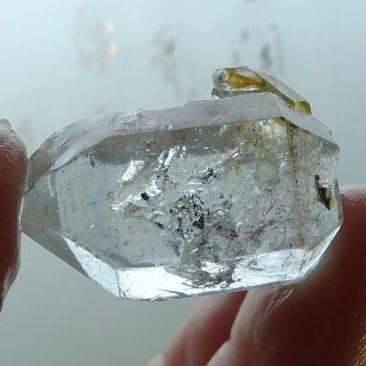 天然白水晶水胆手把件 小晶柱小泡黑砂水胆原石把玩原石毛料