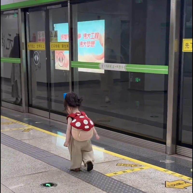 幼儿园儿童书包男女孩入学宝宝小背包轻便设计迷你可爱蘑菇网红款