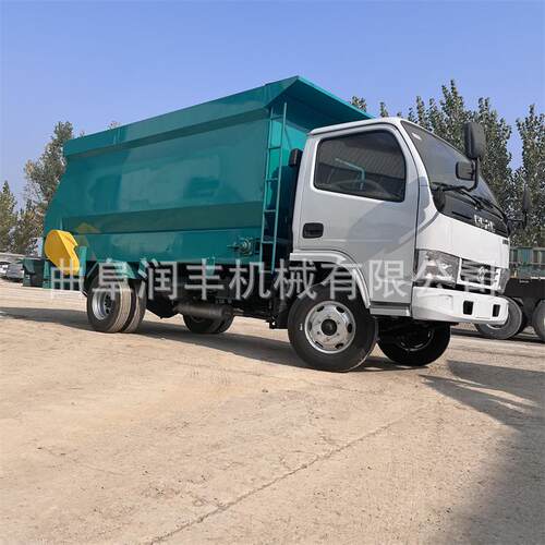牛场养殖投料车小型电动三轮撒料机羊场柴油动力牛羊喂草车