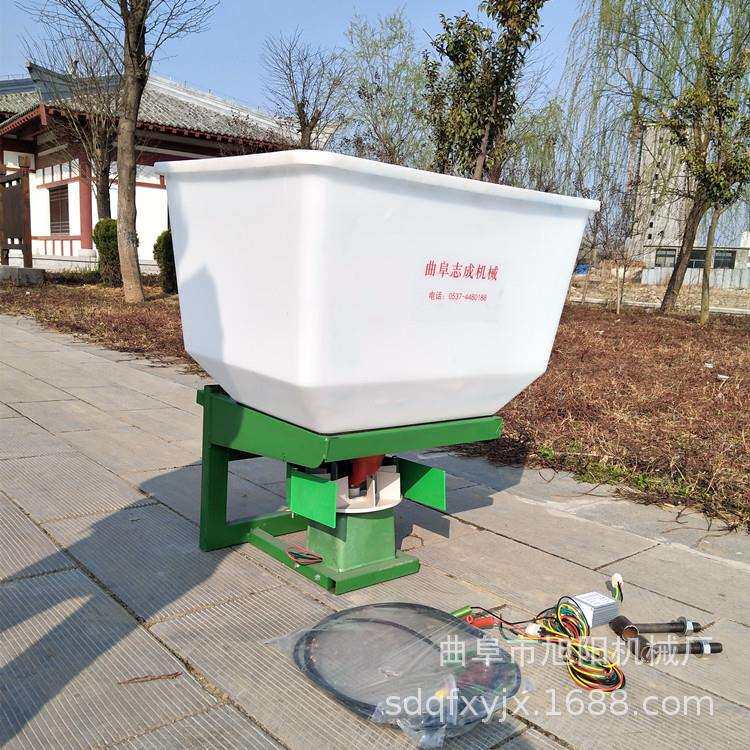 四轮车前置电动撒肥机12V电动三轮后挂式施肥机农用颗粒肥扬肥机