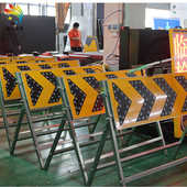 源头厂家太阳能施工导向牌 太阳能LED施工导向牌 LED箭头灯带架子