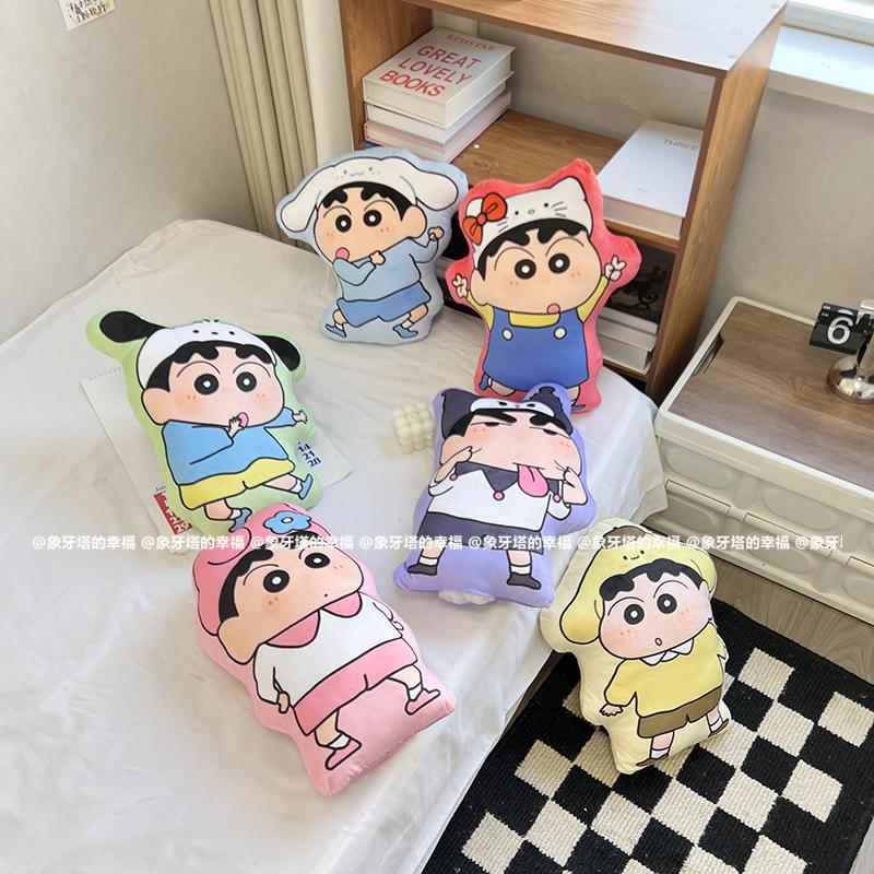 新疆包邮可爱卡通小新变装印花抱枕居家沙发儿童房卧室装饰玩偶靠