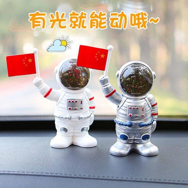 车载太阳能宇航员汽车摆件网红车载太空人电脑桌面装饰仪表中