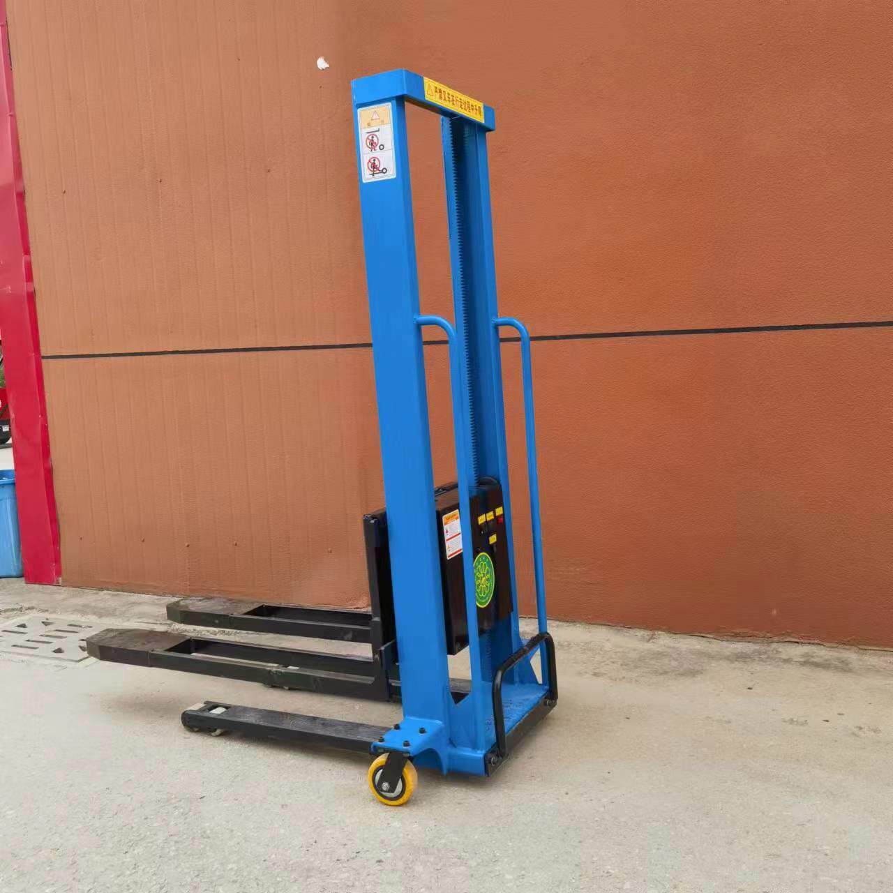 手推小型电动随车叉车 500公斤随车叉能上车自动爬车自体登高车