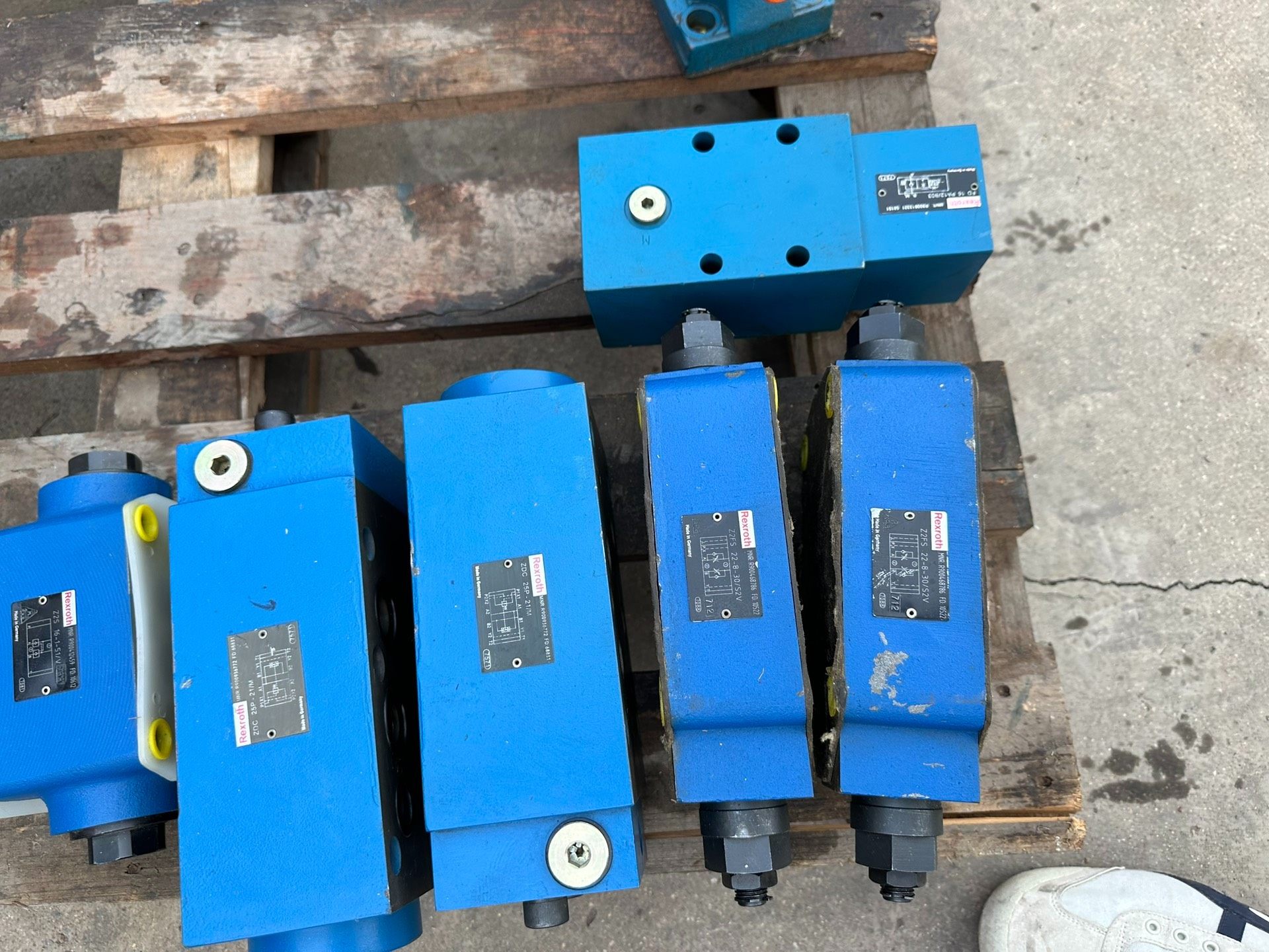 如图力士乐补偿器 叠加阀 一看就懂 不能细说 数量一共七个