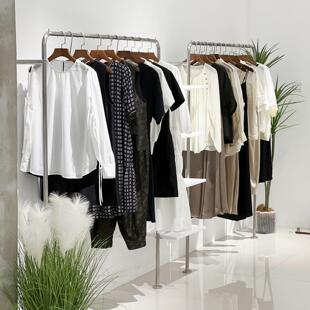 新款 店展示架上墙女装 陈列架不锈钢壁挂式 多层挂衣架落地侧挂 服装