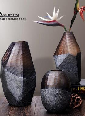 高品质的咖啡色雕刻几何玻璃花瓶与不对称切面蓝色装饰插花现代创