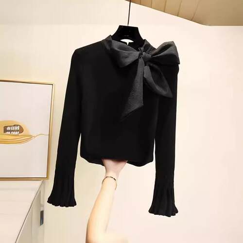 Big bow tie, pullover sweater, slimming effect, tie