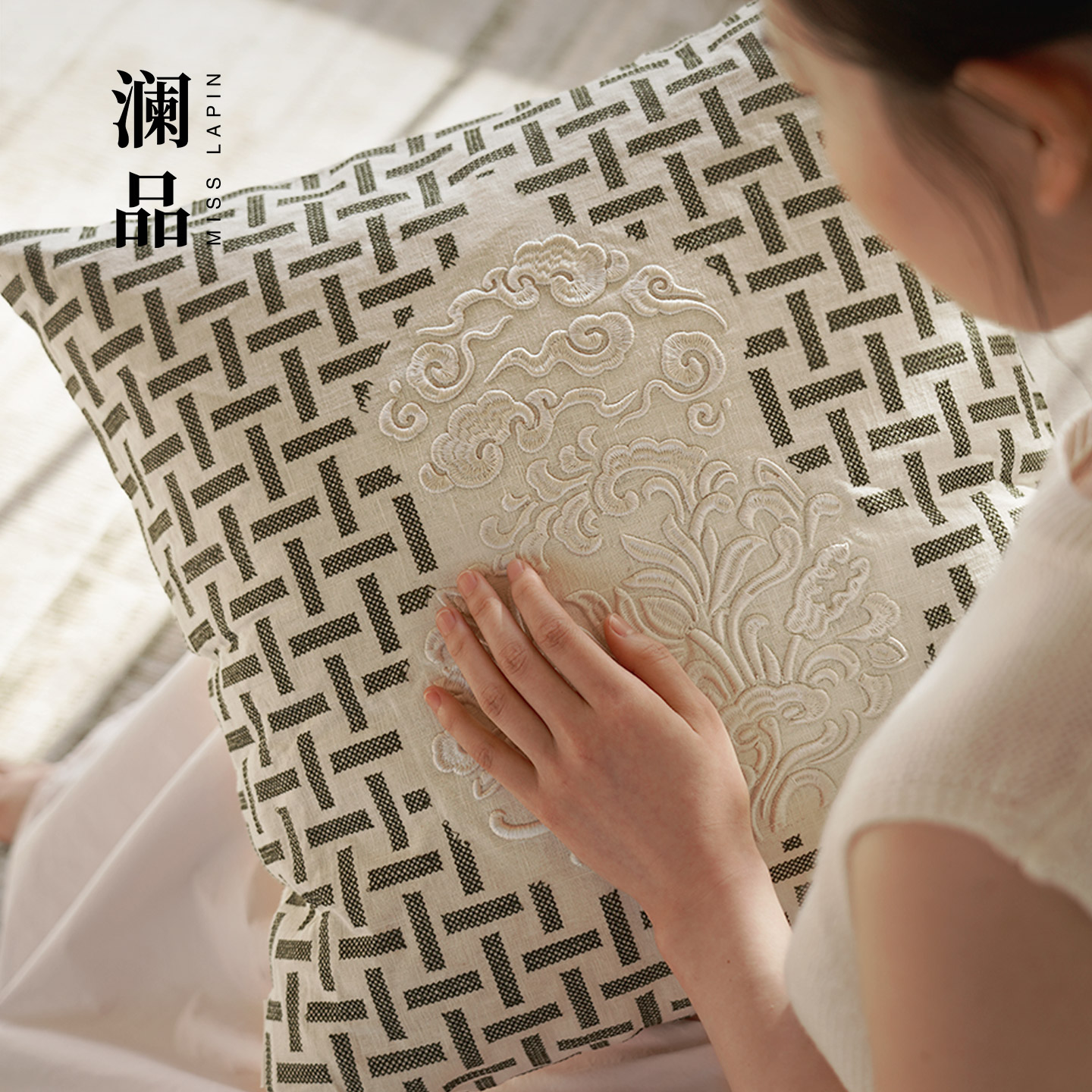 澜品『福禄』国潮立体刺绣抱枕米绿客厅靠枕腰枕别墅沙发中式靠垫