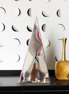 金属座钟摆件样板房设计师款极简软装饰品几何三角形格调艺术时钟