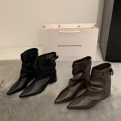香港尖头低跟短靴女2025冬季皮带扣小众裤管靴粗跟百搭套筒单靴潮