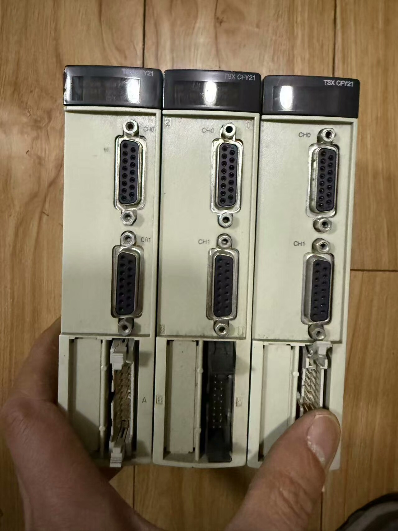 施耐德TSXCFY21，共3块，功能包好，成色如图所示，标价