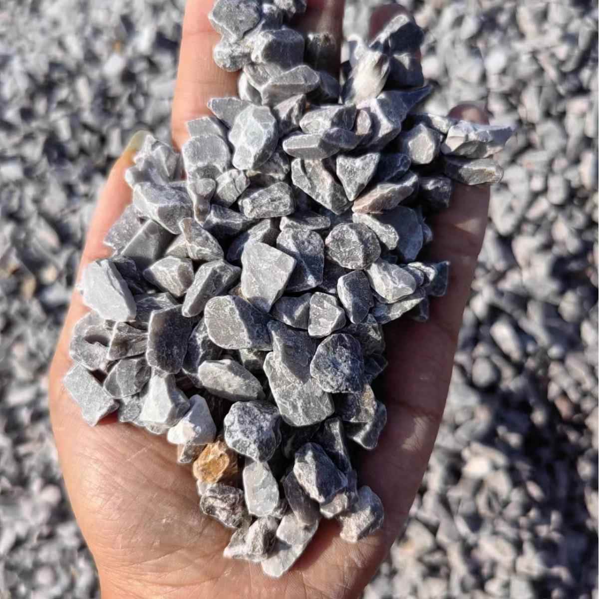 厂价直销浅灰色碎石地坪露骨料铺路装饰浅灰色砾石庭院花园造景